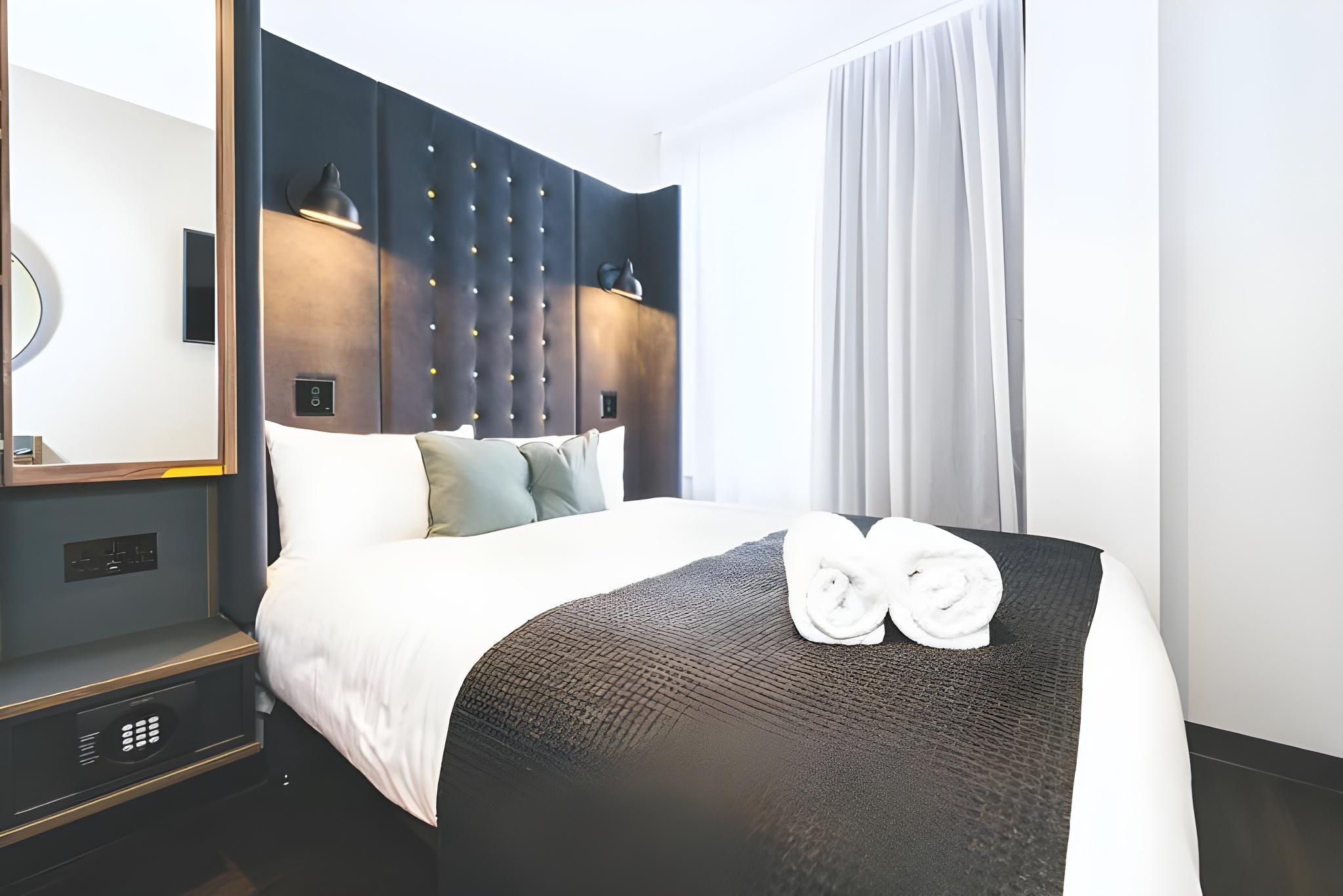 Room, 2 Double Beds, No Window