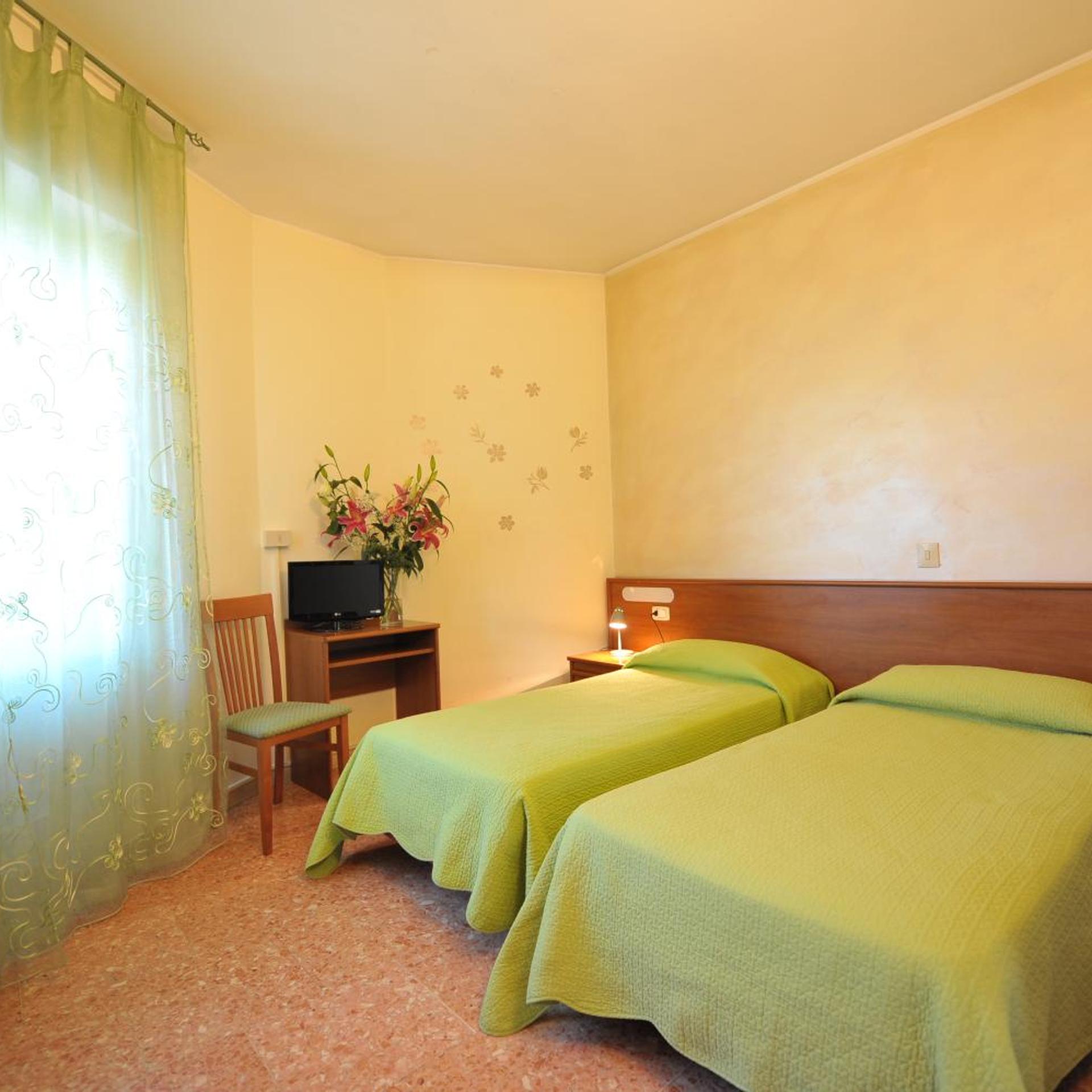 ROOM, DOUBLE OR TWIN BED