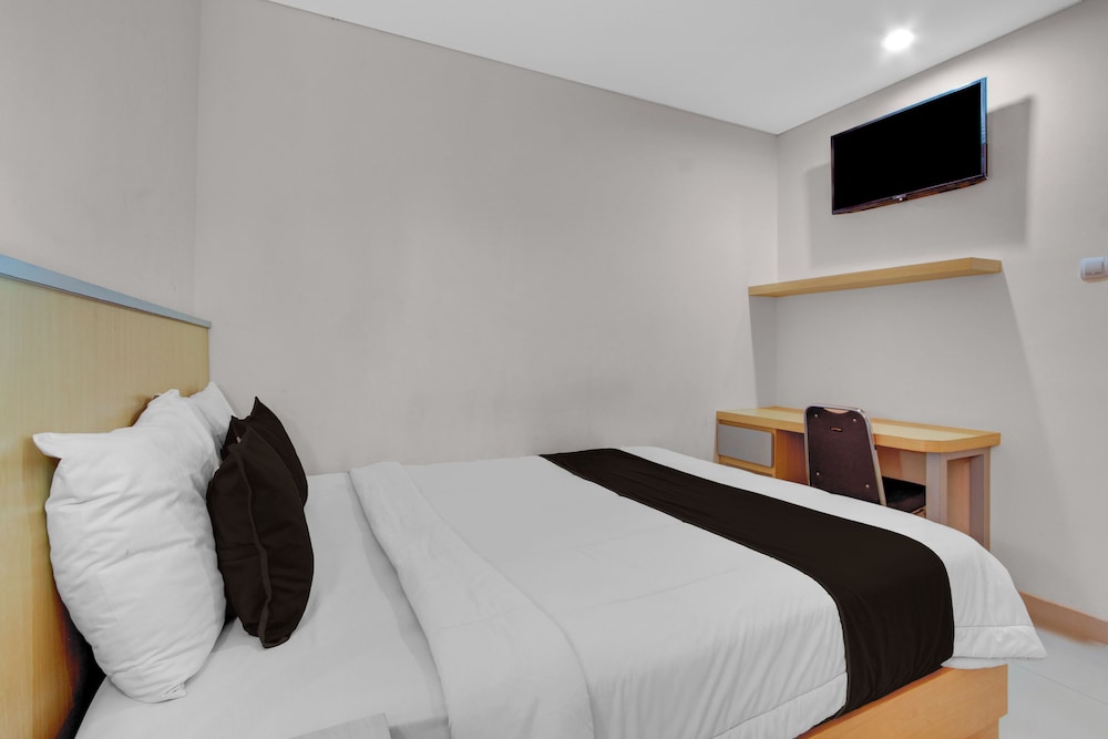 Hotel O near Taman Sriwedari formerly Indria Inn 13/42