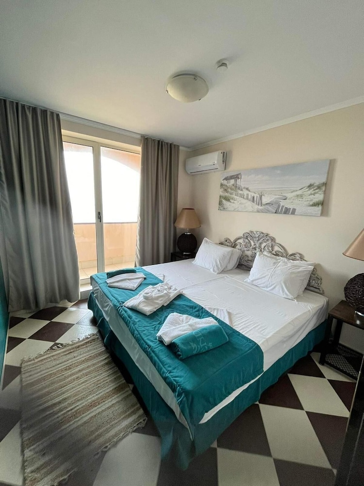 Hacienda Beach Resort 24/70