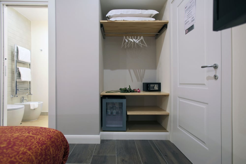 Trevi Contemporary Suite 25/42