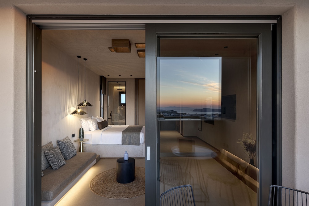Elegant, Suite, King Bed, Hot Tub، North Santorini Luxury Spa Hotel 7/9