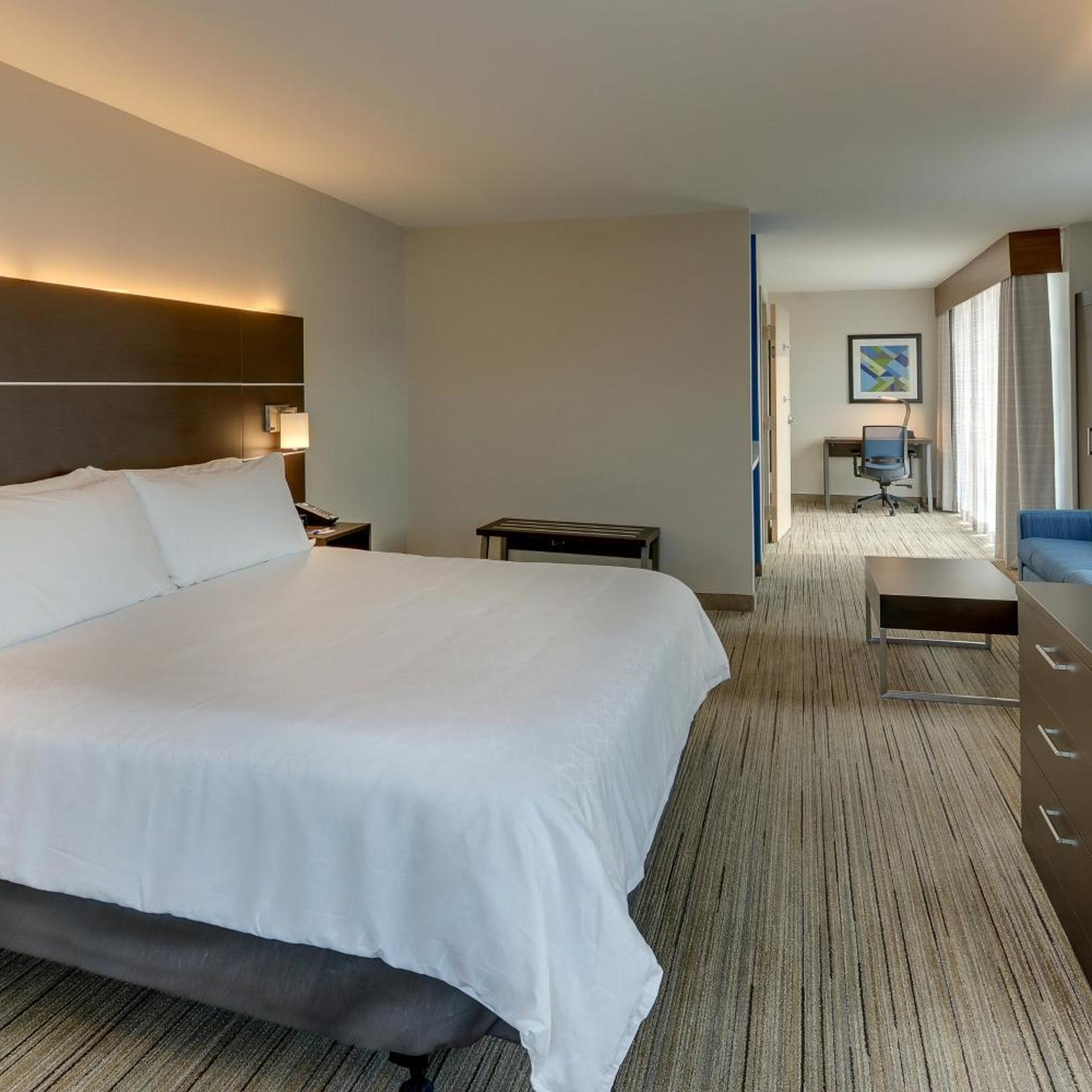 Suite, King Bed, Sofa, Accessible