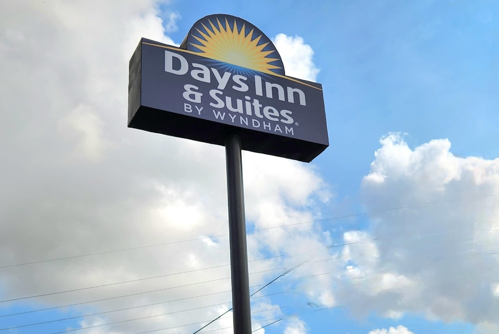 Days Inn & Suites by Wyndham Gonzales TX 6/53