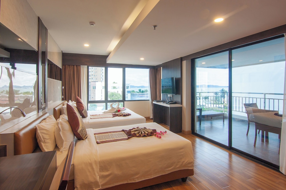 Premium, Triple, Queen Bed, Bathtub, Golden Jomtien Beach Hotel 3/7