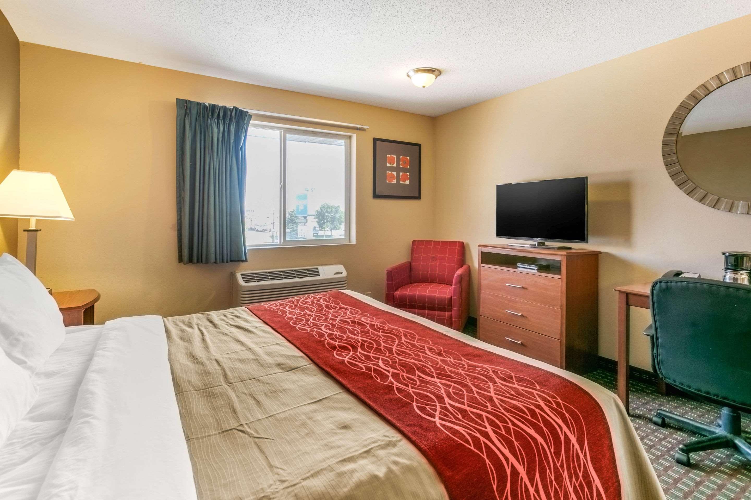 ROOM, KING BED