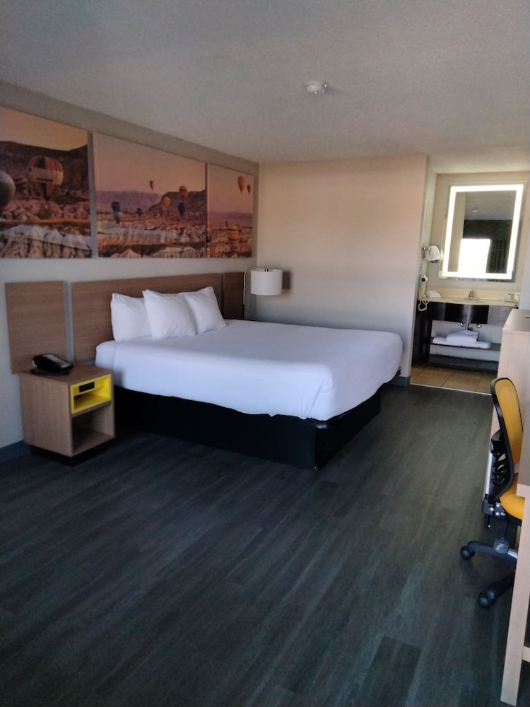 Days Inn & Suites By Wyndham Albuquerque North 5/30