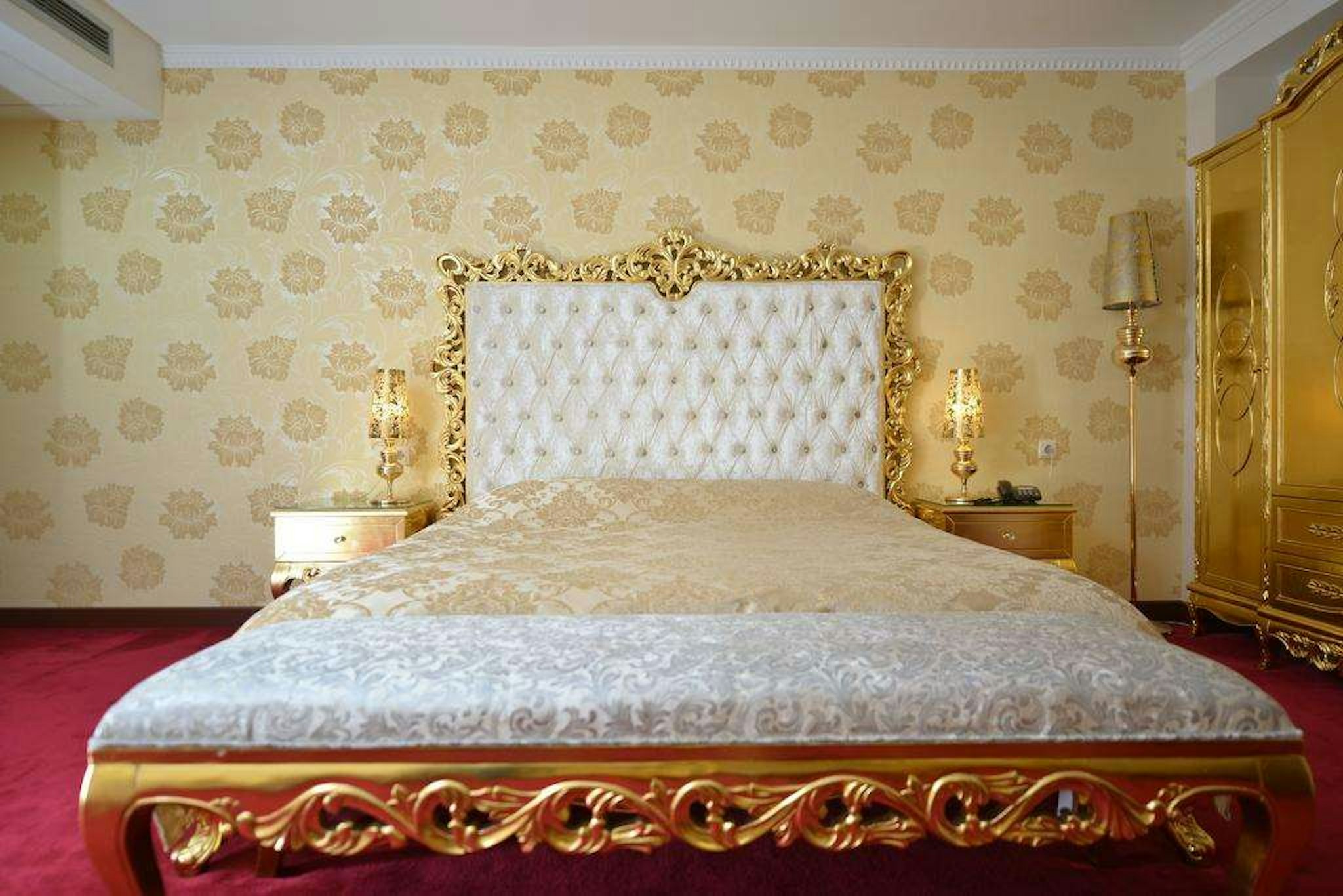 Gold Hotel 28/67