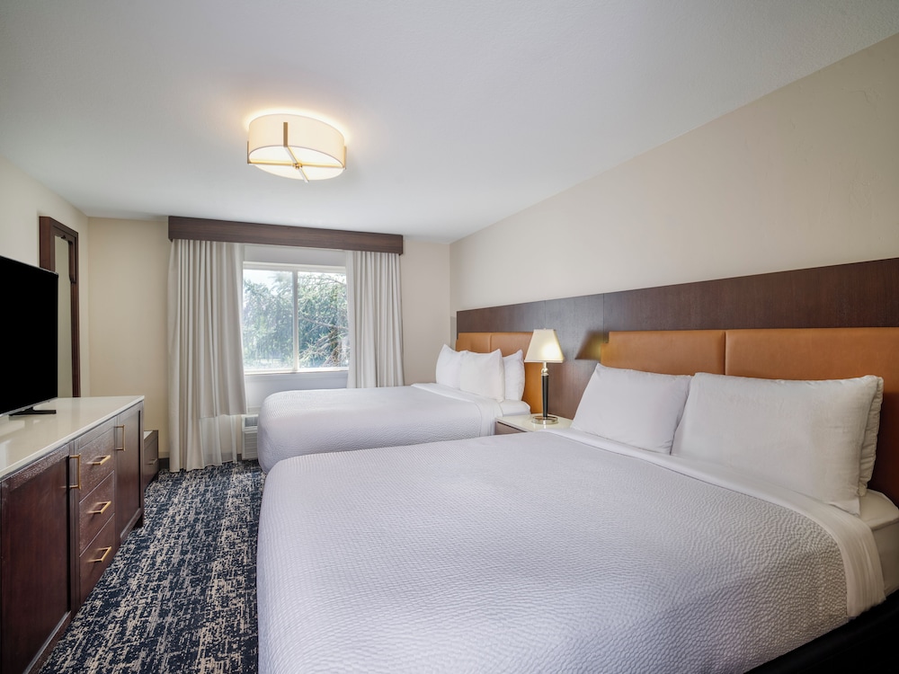 Gray Wolf Inn And Suites 19/67