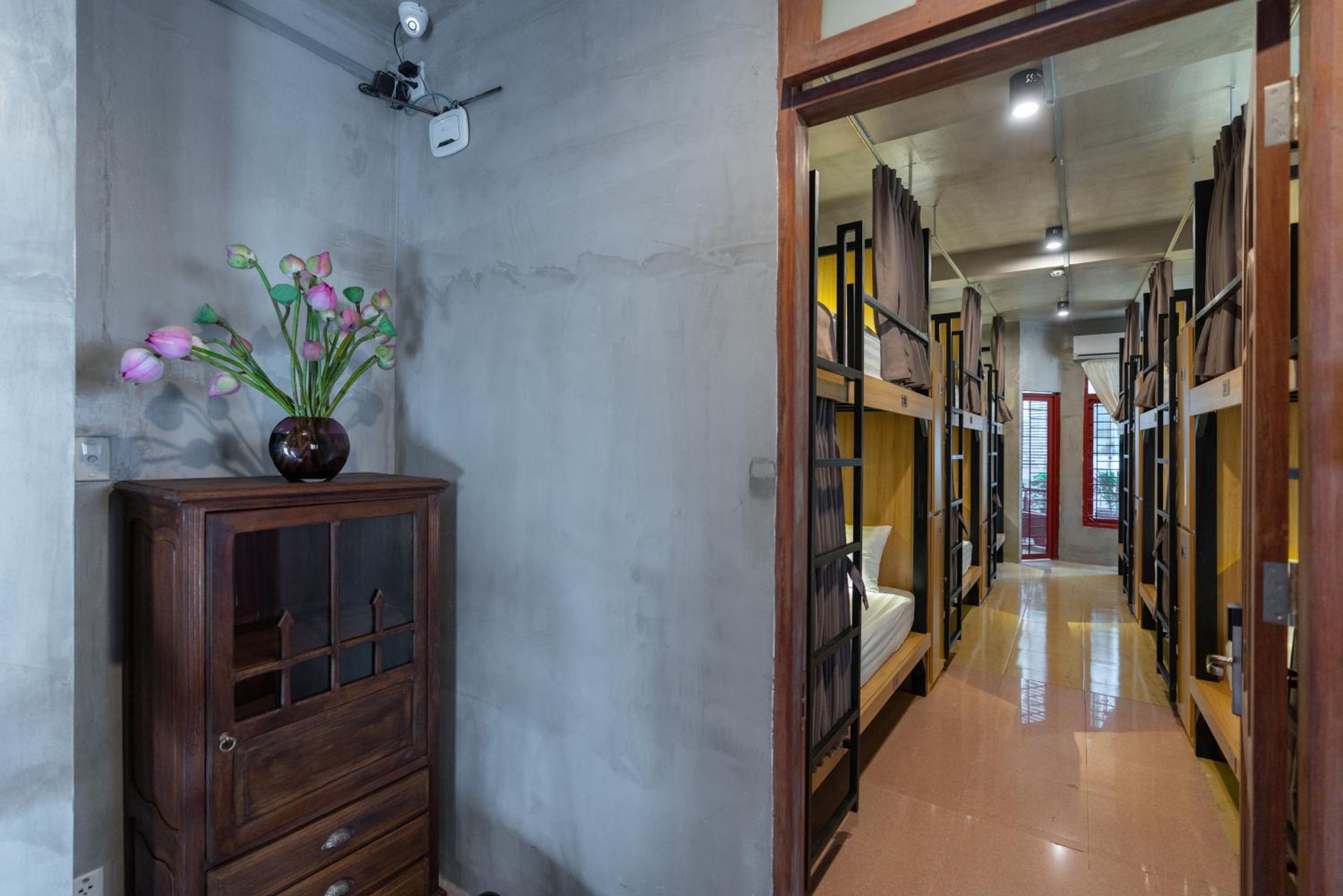 9 Hostel And Bar 12/63