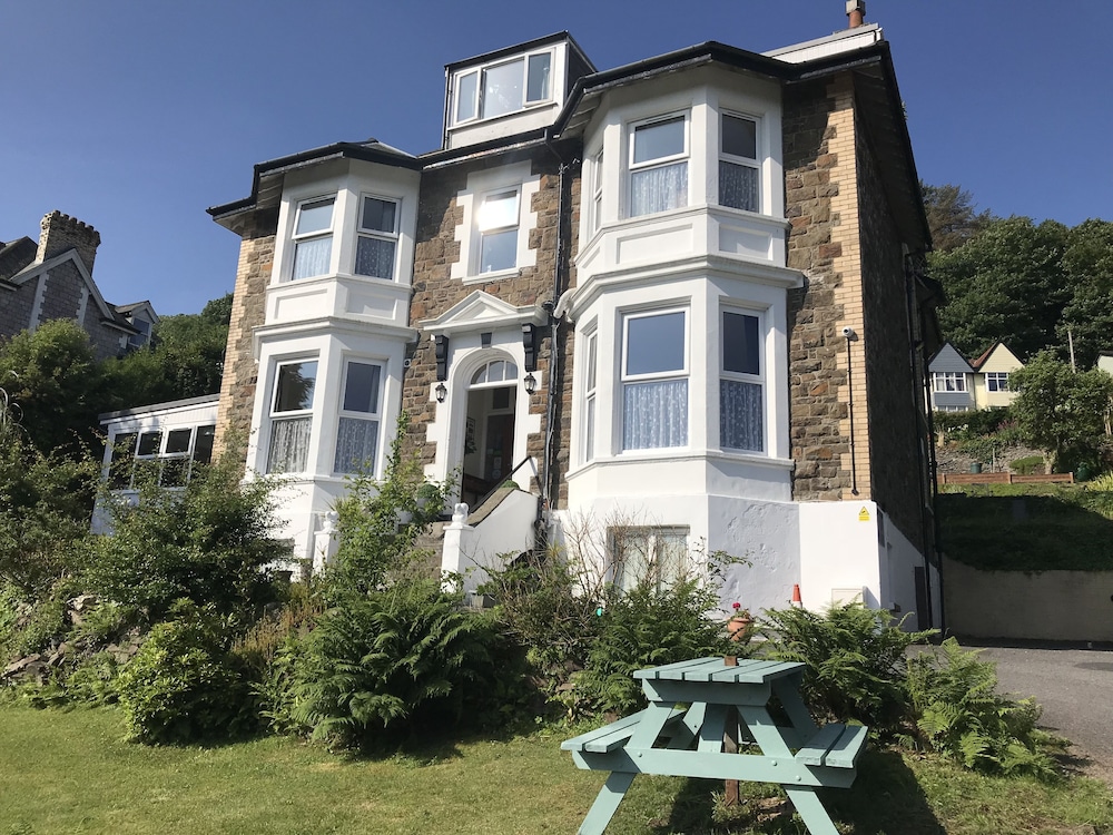Cairn House 2/48