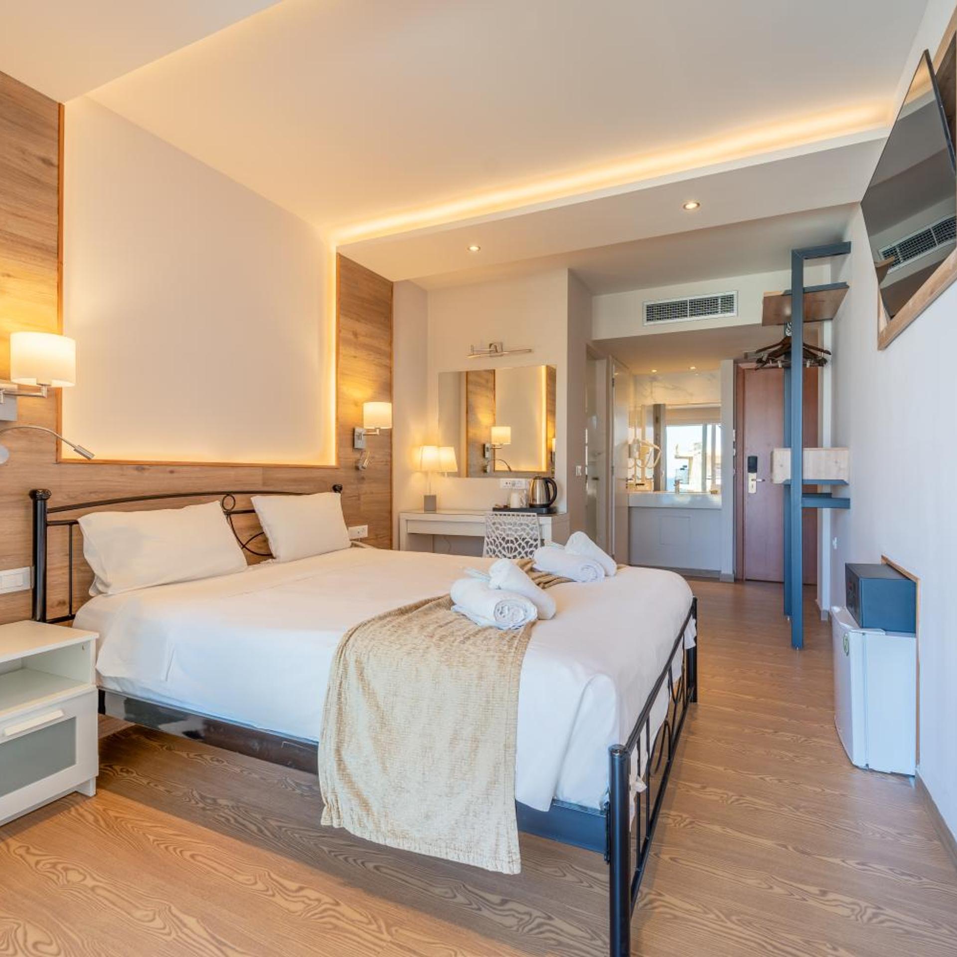 غرفة بسرير مزدوج أو سريرين منفصلين بإطلالة جزئية على البحر، Arte Hotel 4/10