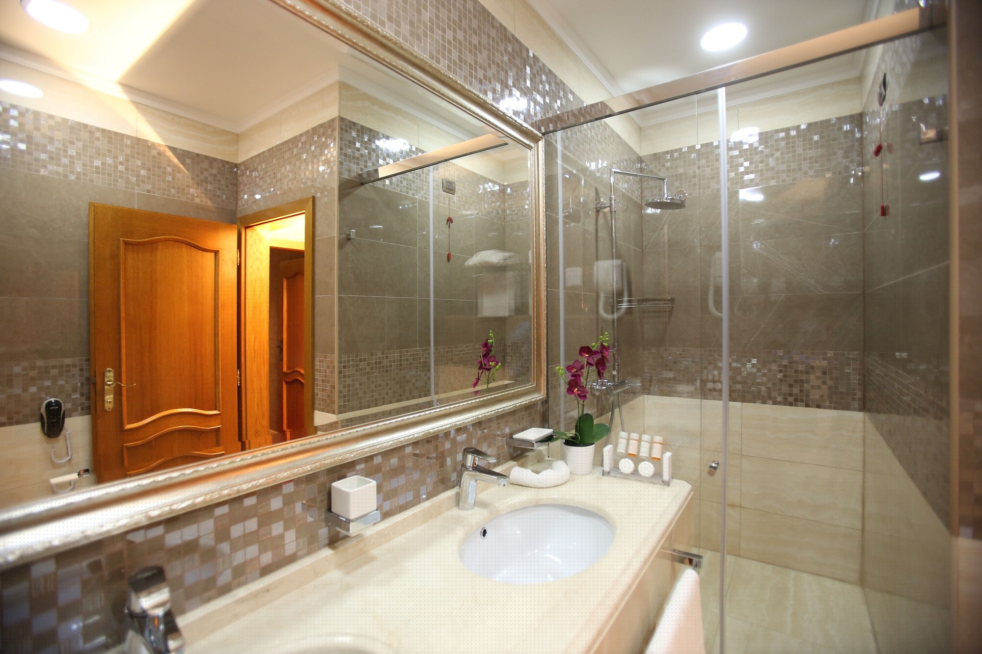 غرفة قياسية ثلاثية بسرير مزدوج وسرير فردي، Grand Hotel & Spa Tirana 2/5