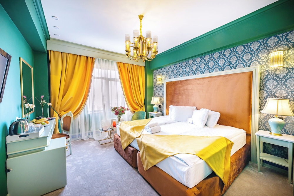 Phoenicia Grand Hotel 33/74