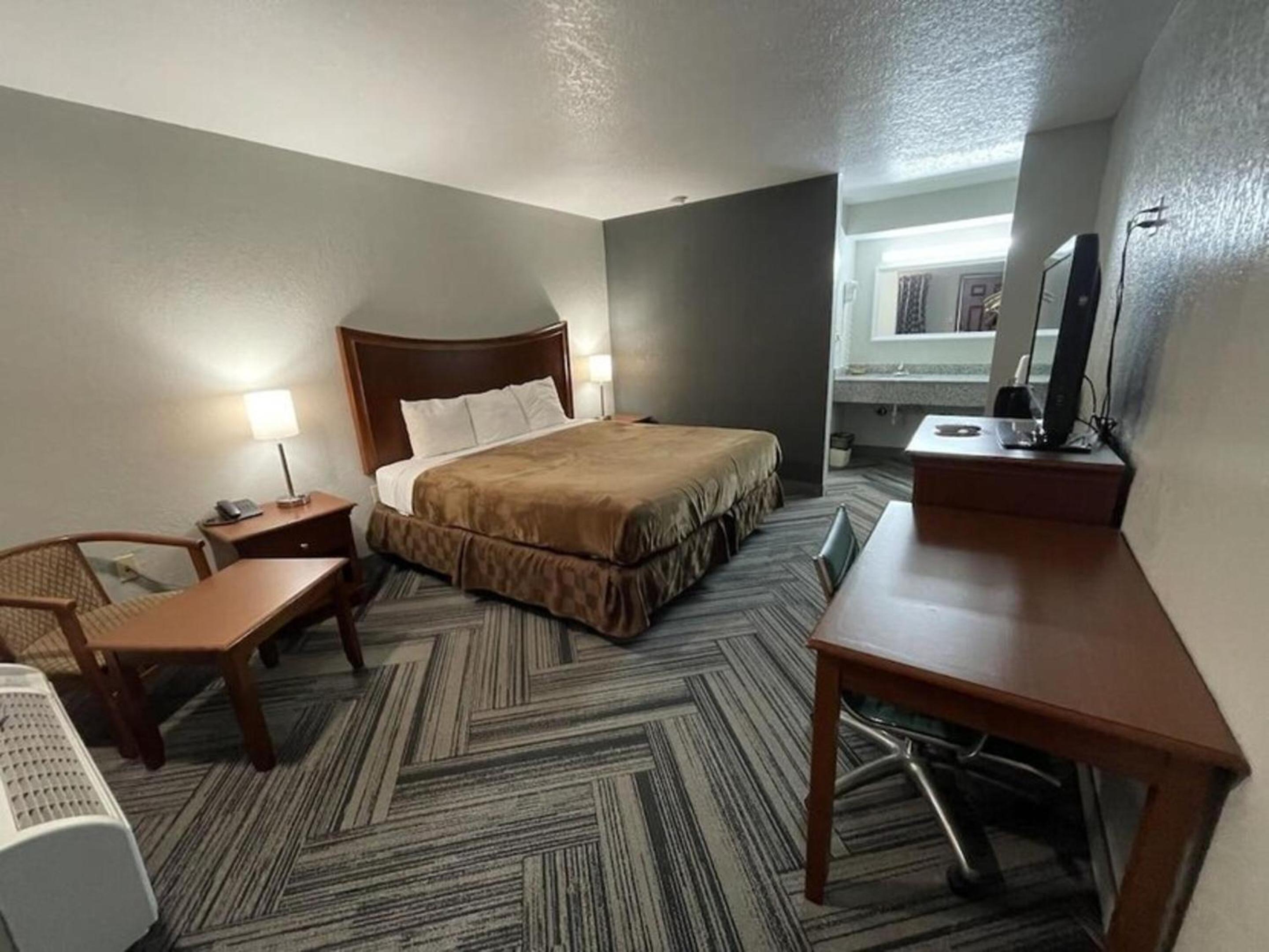 1 King Bed - Smoking, Micfridge