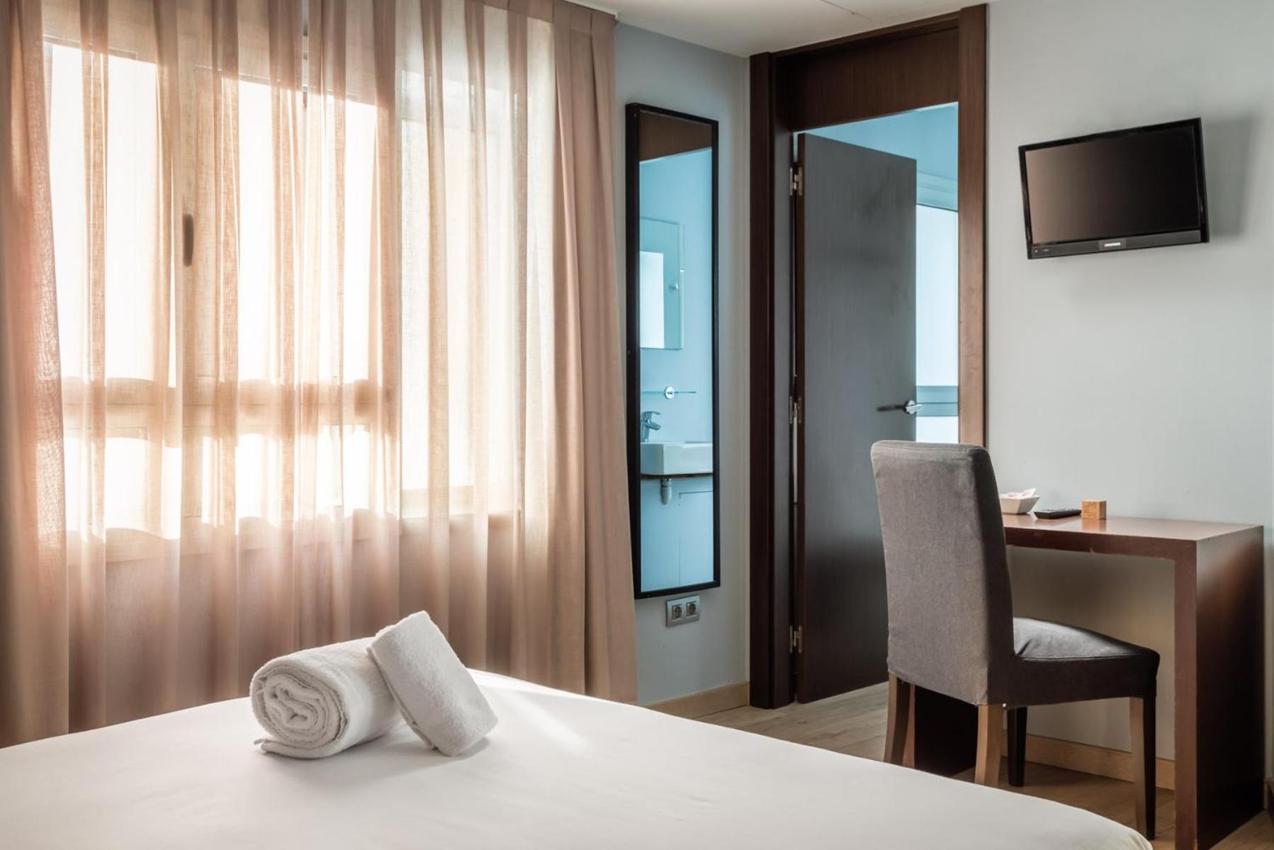 غرفة بسرير مزدوج أو سريرين منفصلين، Hotel Madanis Liceo 4/8
