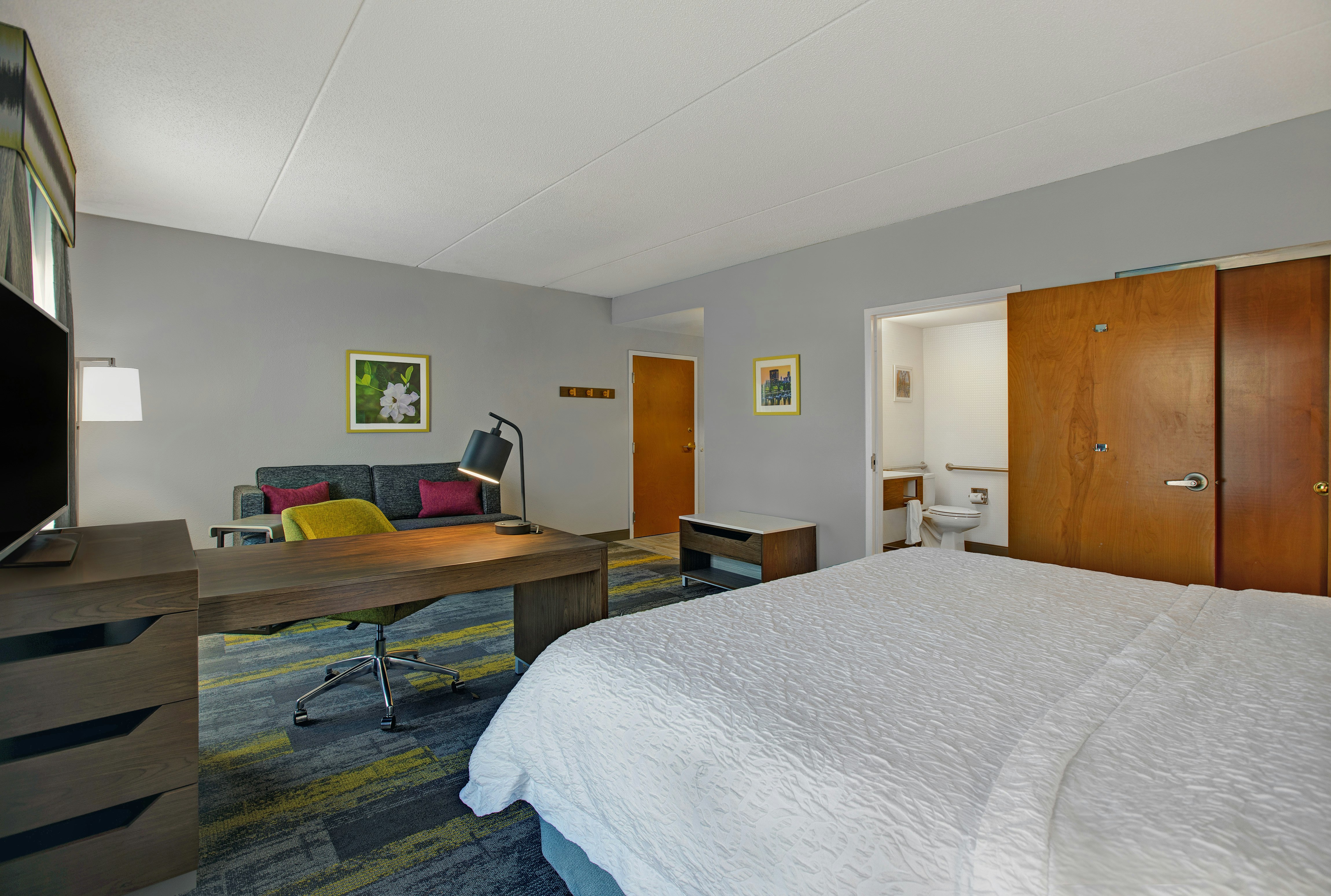 STUDIO, KING BED, ACCESSIBLE