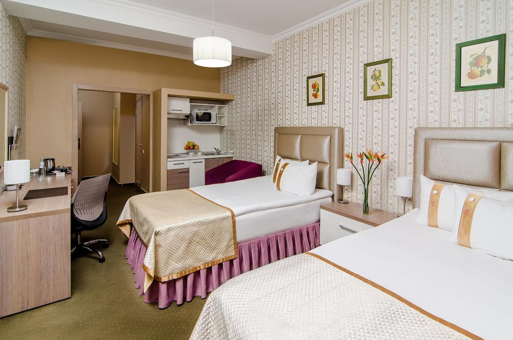 Flowers Hotel 3/70