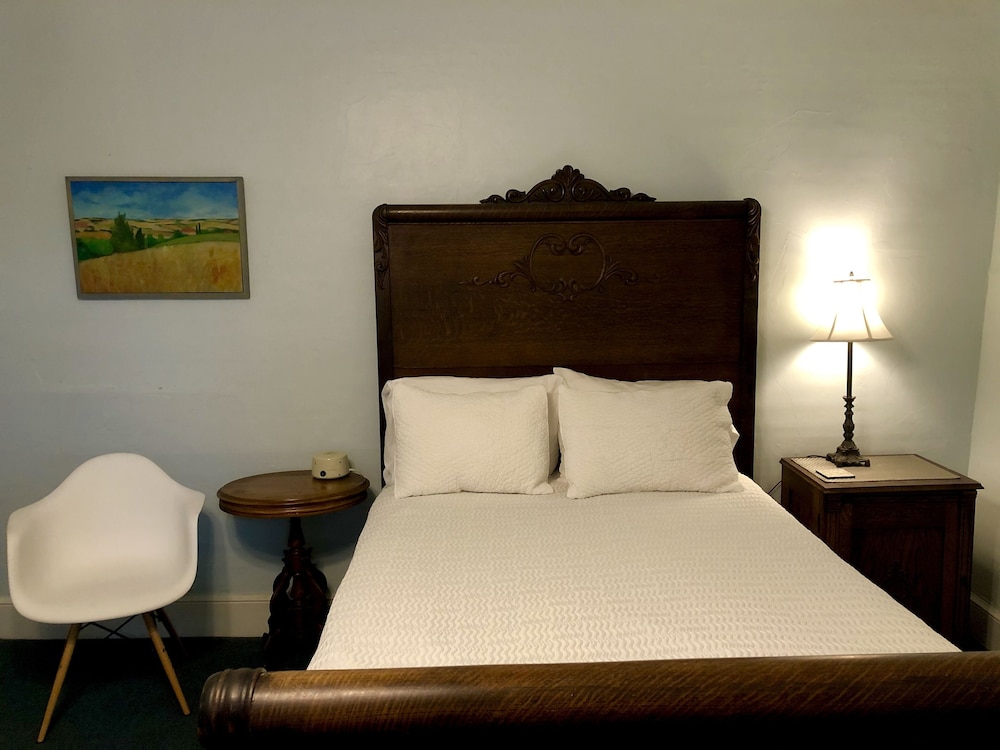 Rogues Harbor Inn 23/50