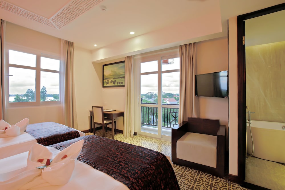 Royal Riverside Hoi An Hotel 58/75