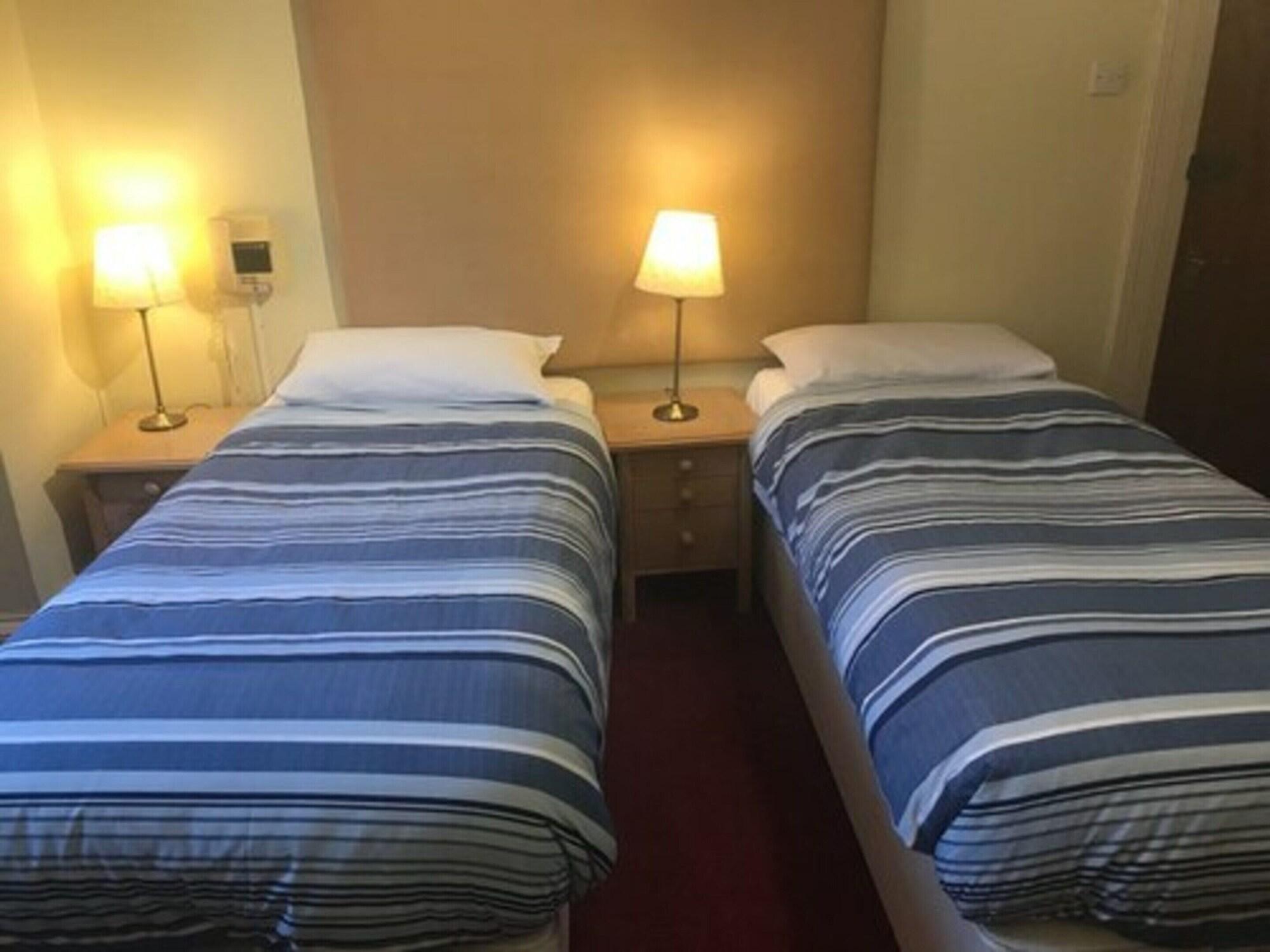 ROOM, SINGLE