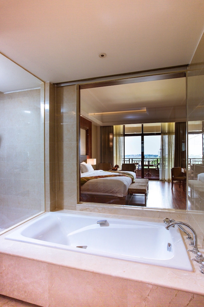 Landmark Mekong Riverside Hotel 40/44