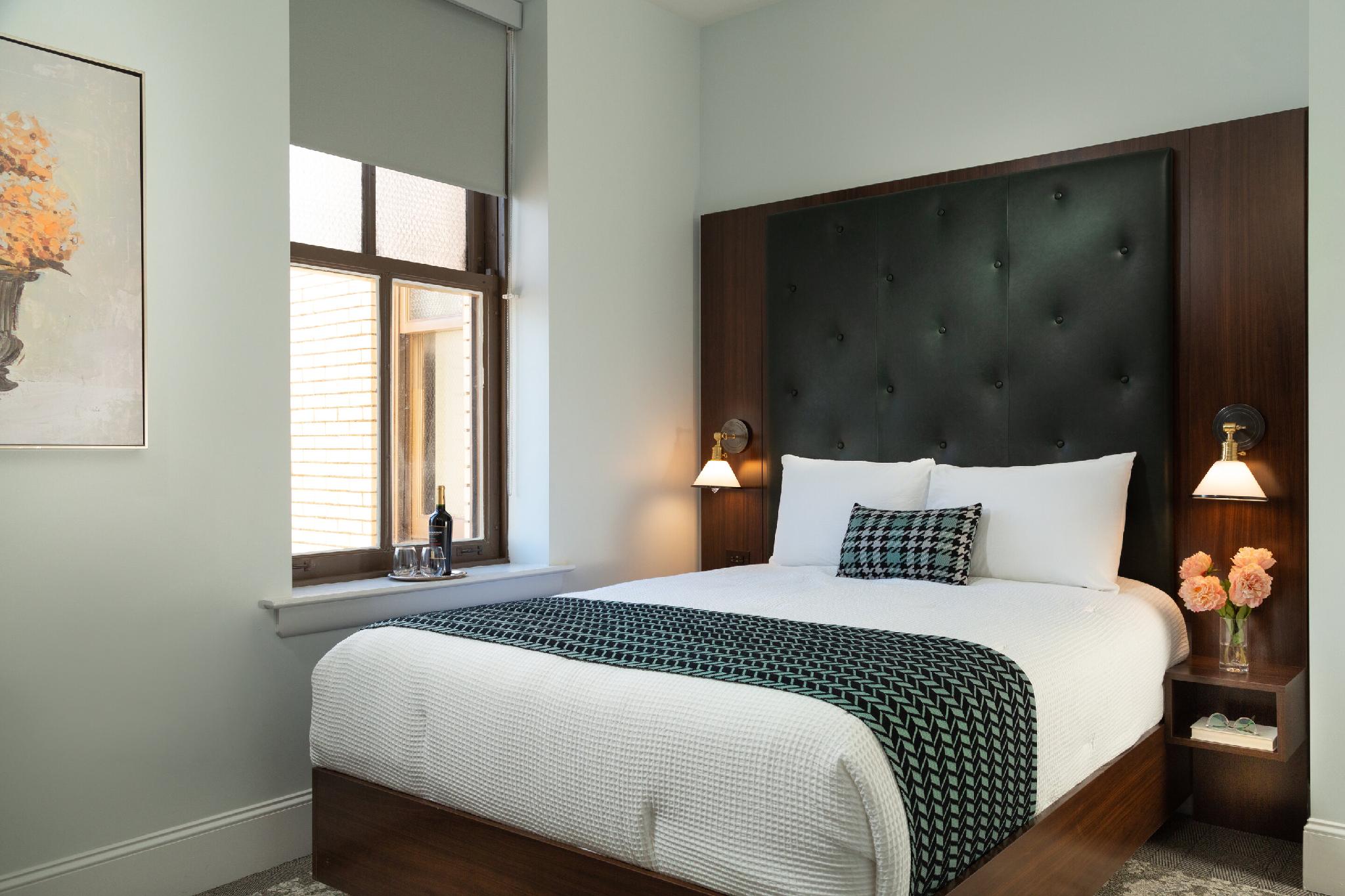 Guest Room, Petite, Queen Bed