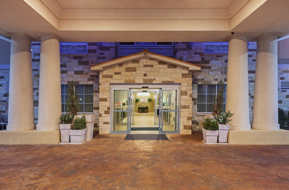 Holiday Inn Express Hotel And Suites Brady 7/47