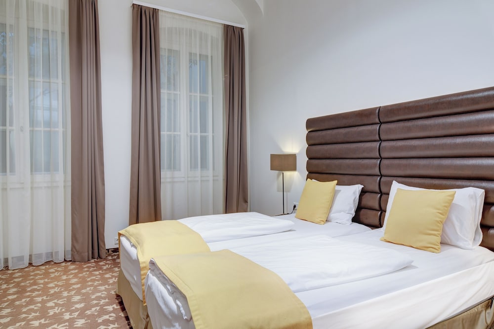 BUDGET, TWIN BEDS