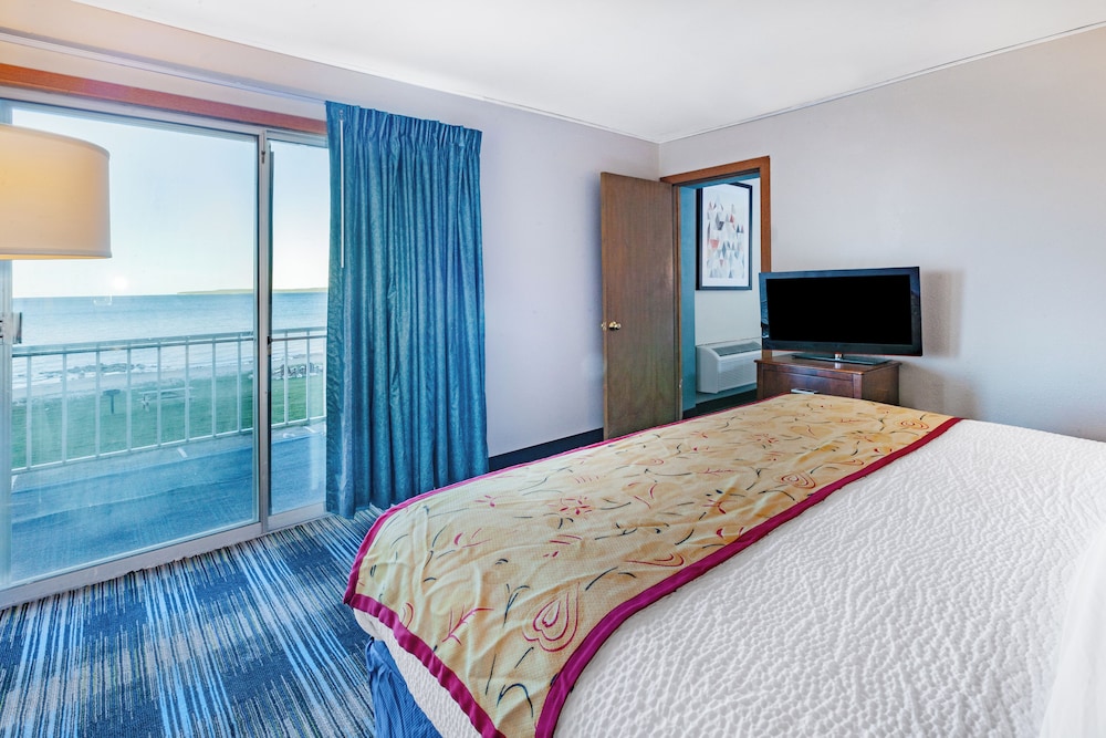 Days Inn Suites By Wyndham St Ignace Lakefront 21/50