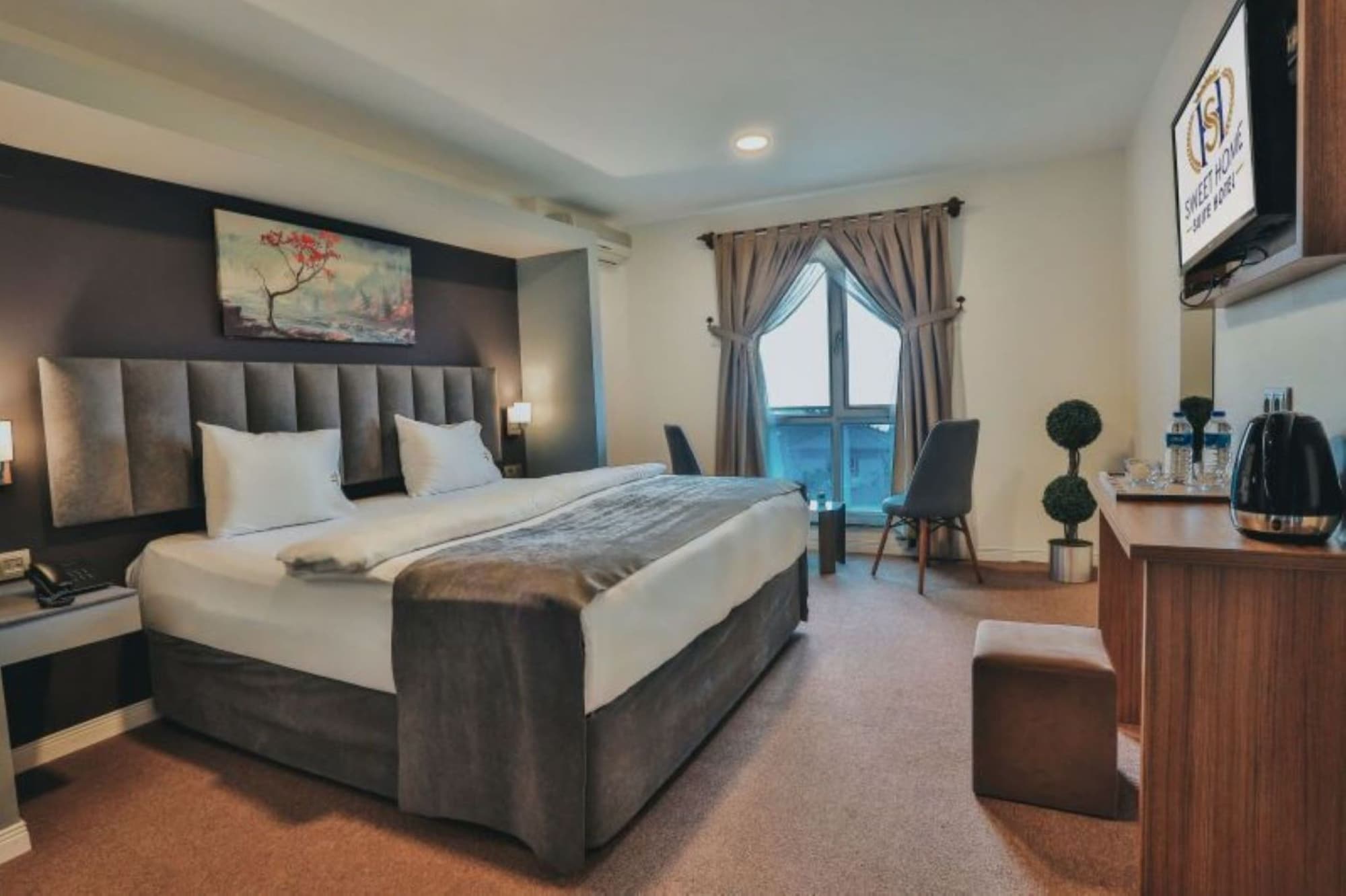 غرفة ملكية بسرير كوين بإطلالة على الحديقة، Sweet Home Suite Hotel 3/8