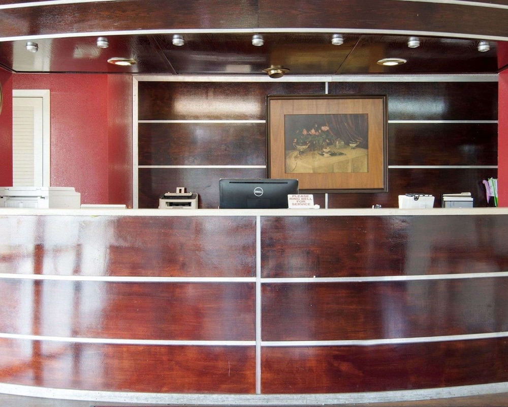 Econo Lodge Pine Bluff AR 11/35