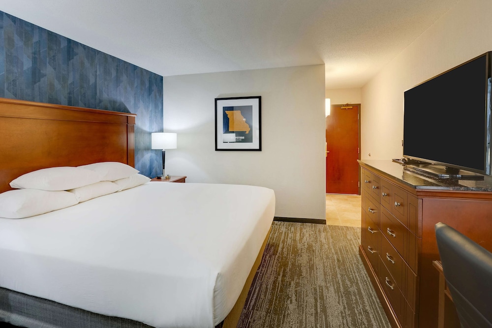 ROOM, KING BED