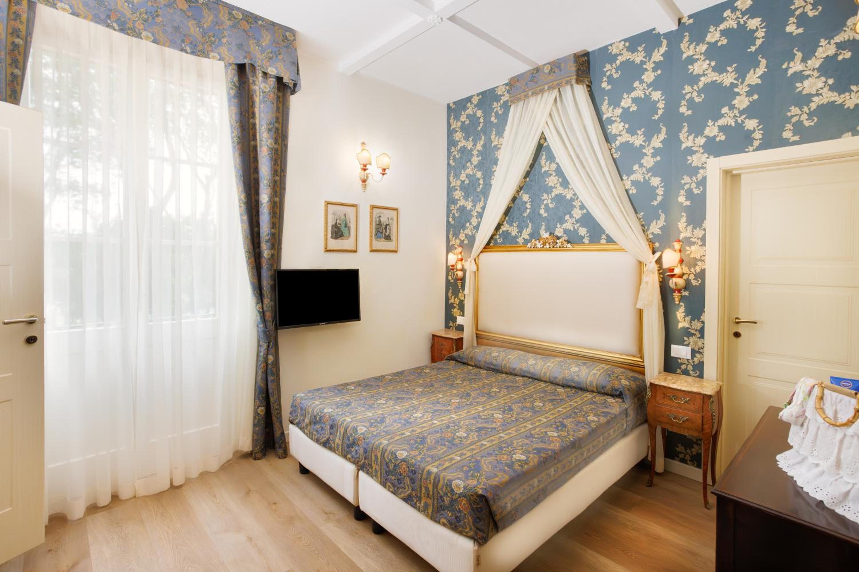 Room, Triple
