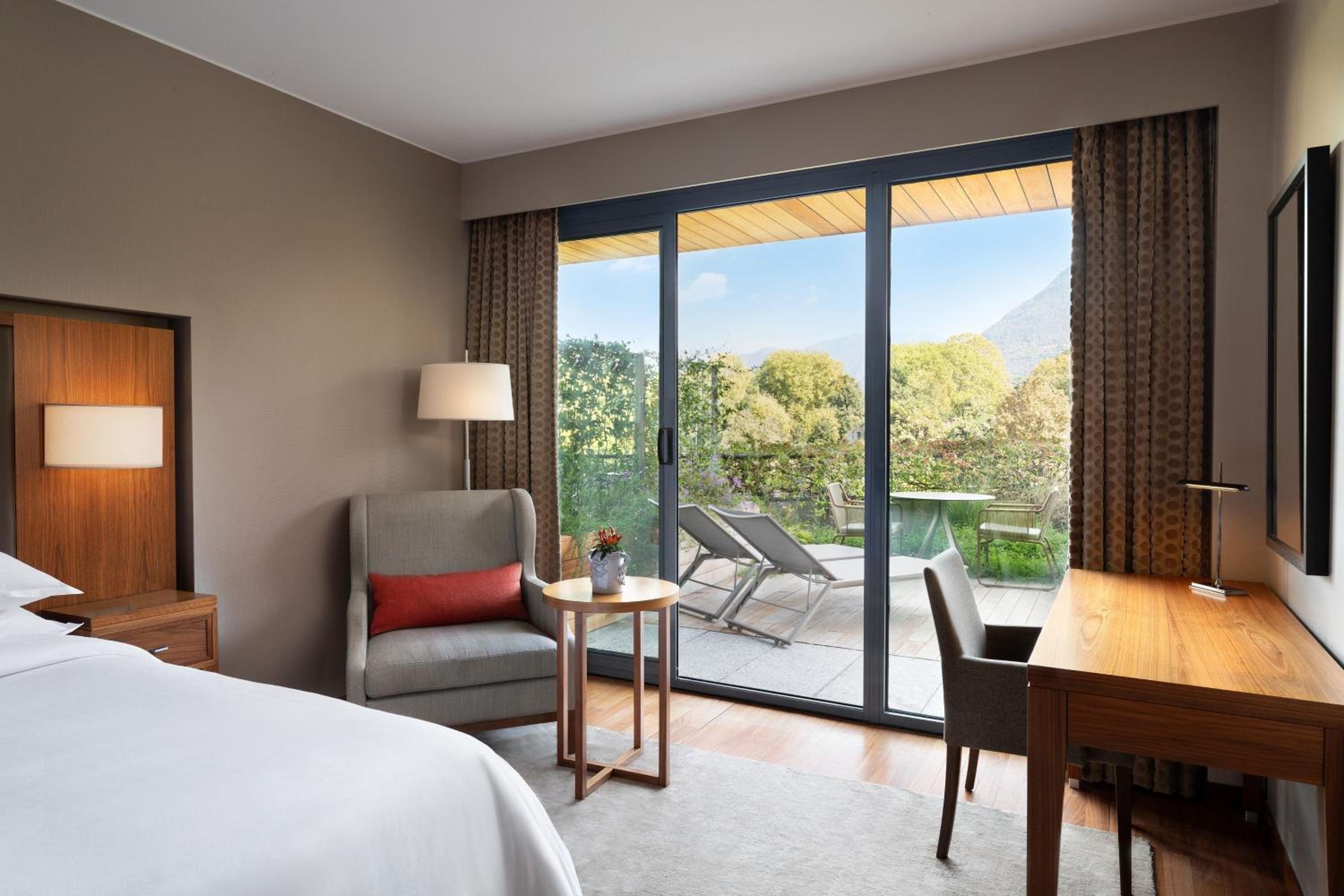 غرفة ديلوكس بسرير كينج بشرفة، Sheraton Lake Como Hotel 3/9
