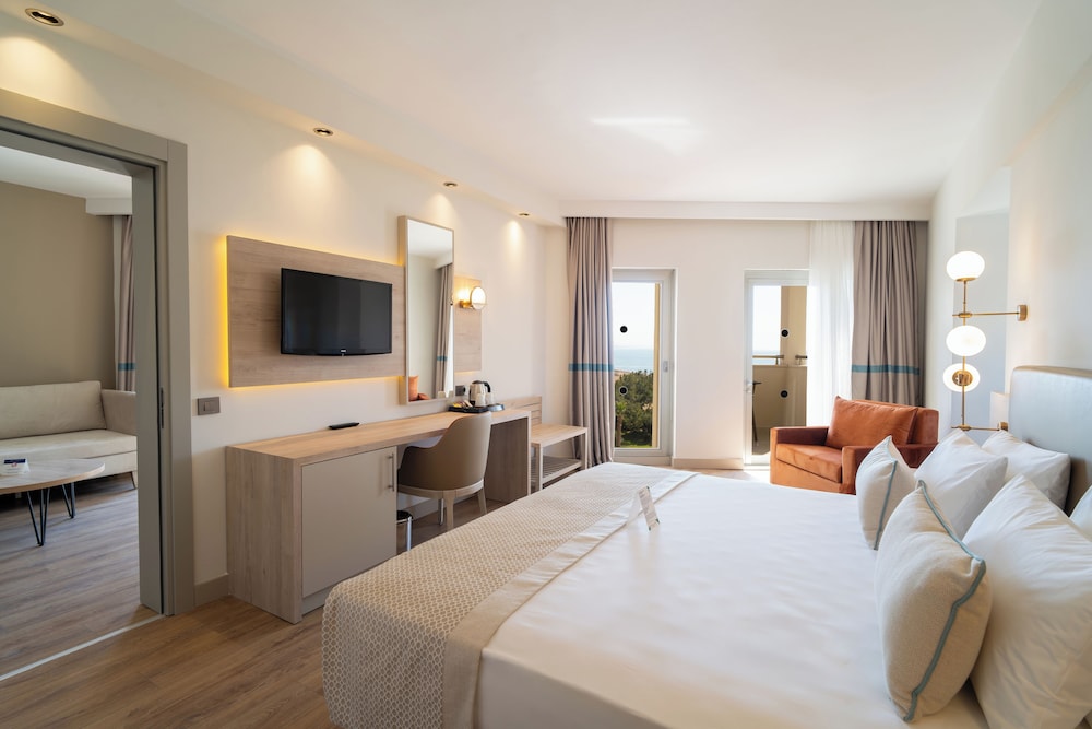 Deluxe, Family, 1 Queen and 1 Single Bed, Sea View