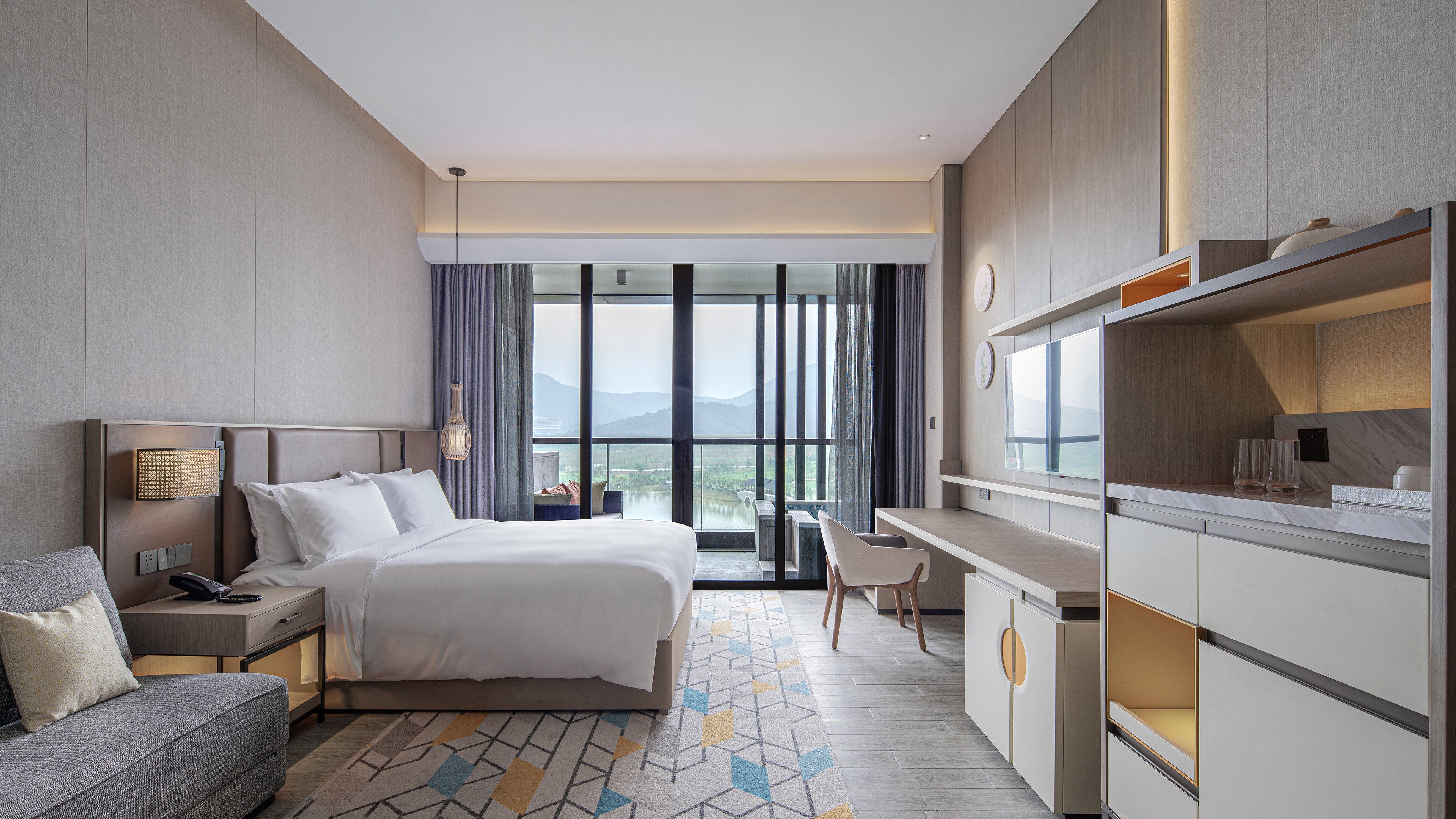 غرفة قياسية بسرير كينج بإطلالة على البحيرة، Holiday Inn Resort Maoshan Hot-Spring 5/10