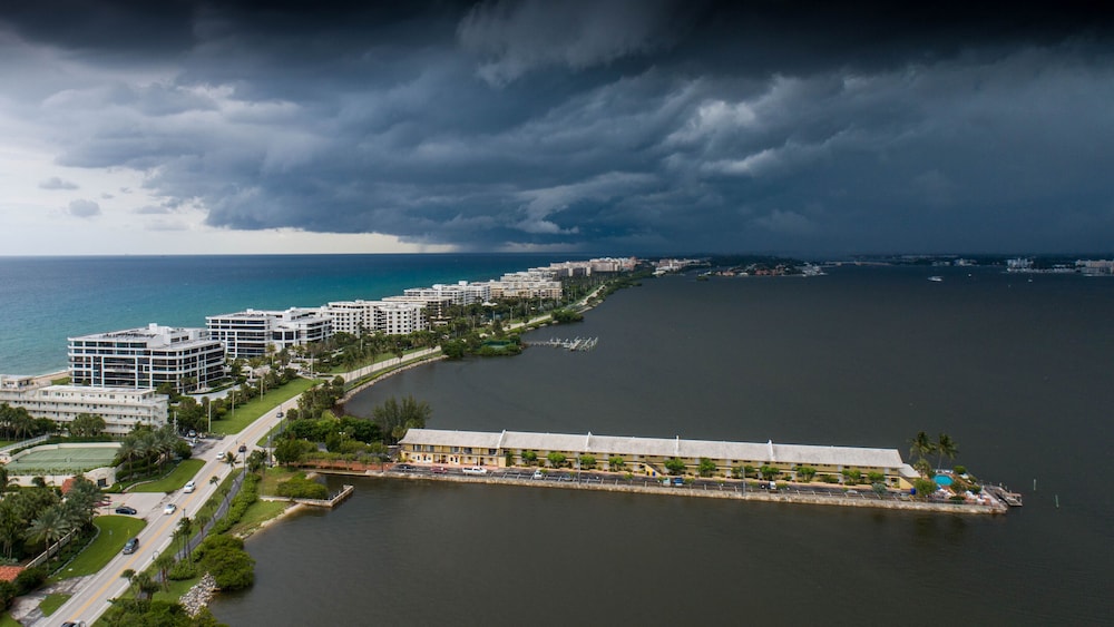 PALM BEACH WATERFRONT SUITES 64/67