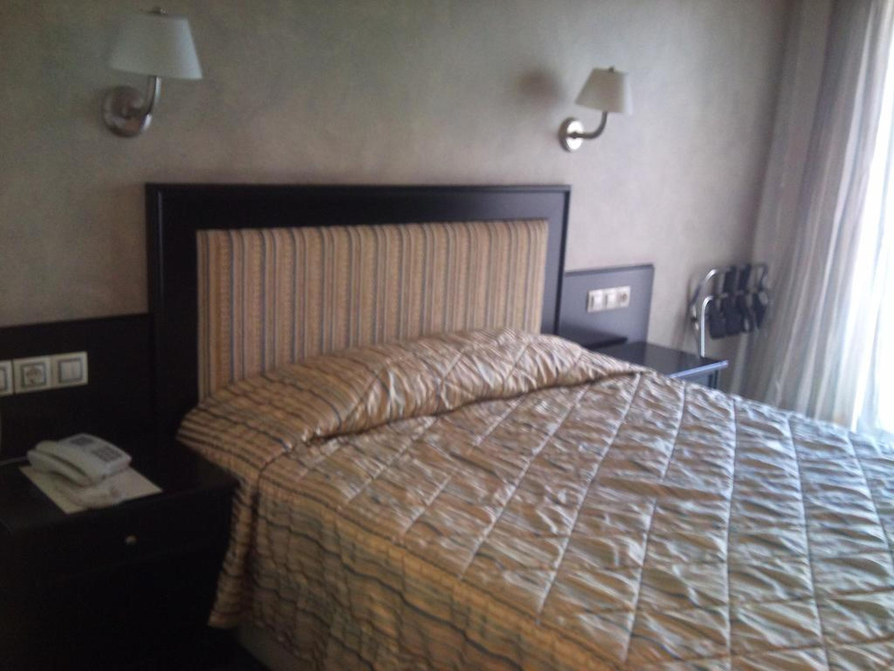 ROOM, SINGLE