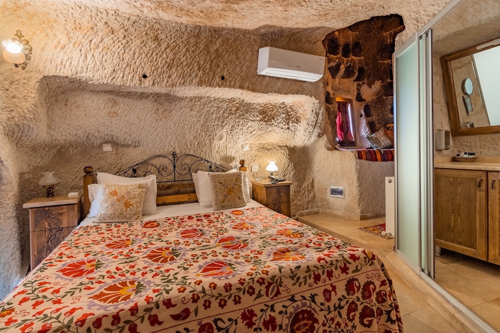 Amber Cave Suites 9/76