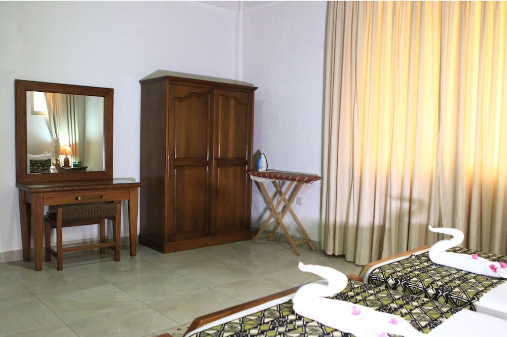 COCONUT GROVE BEACH RESORT 25/66