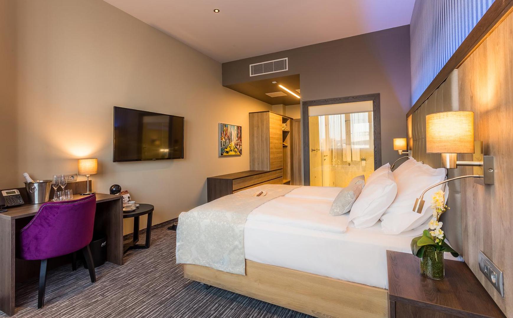 EXECUTIVE, DOUBLE OR TWIN BED