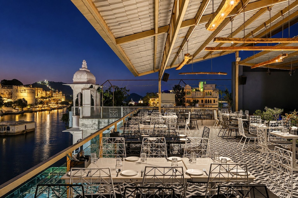 Hotel Sarovar 23/50
