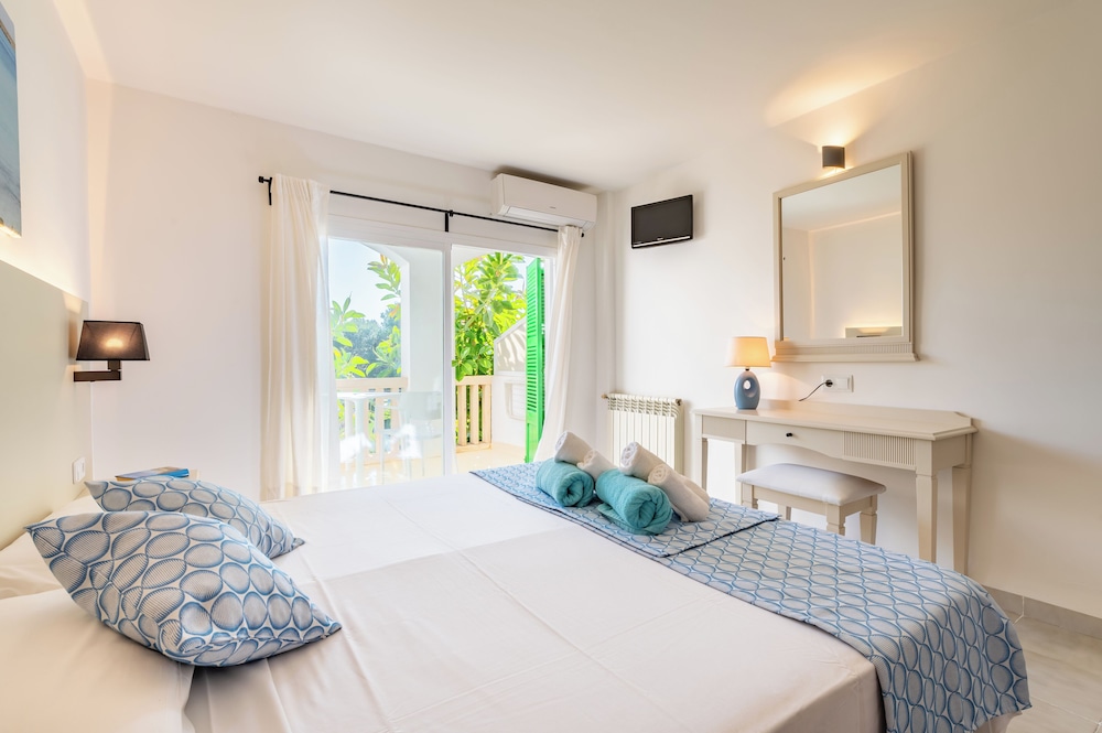 Room, Queen Bed, Street View, Terrace، Hotel Martorell 6/7