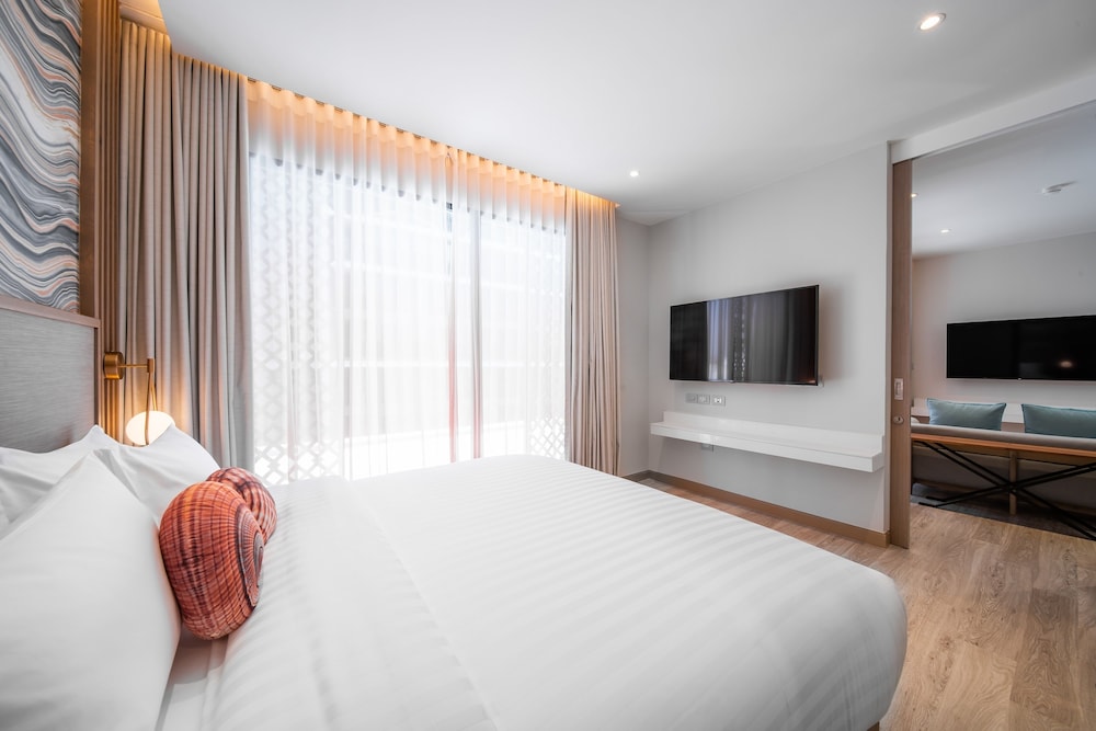 SUPERIOR, DOUBLE OR TWIN BED, POOL VIEW