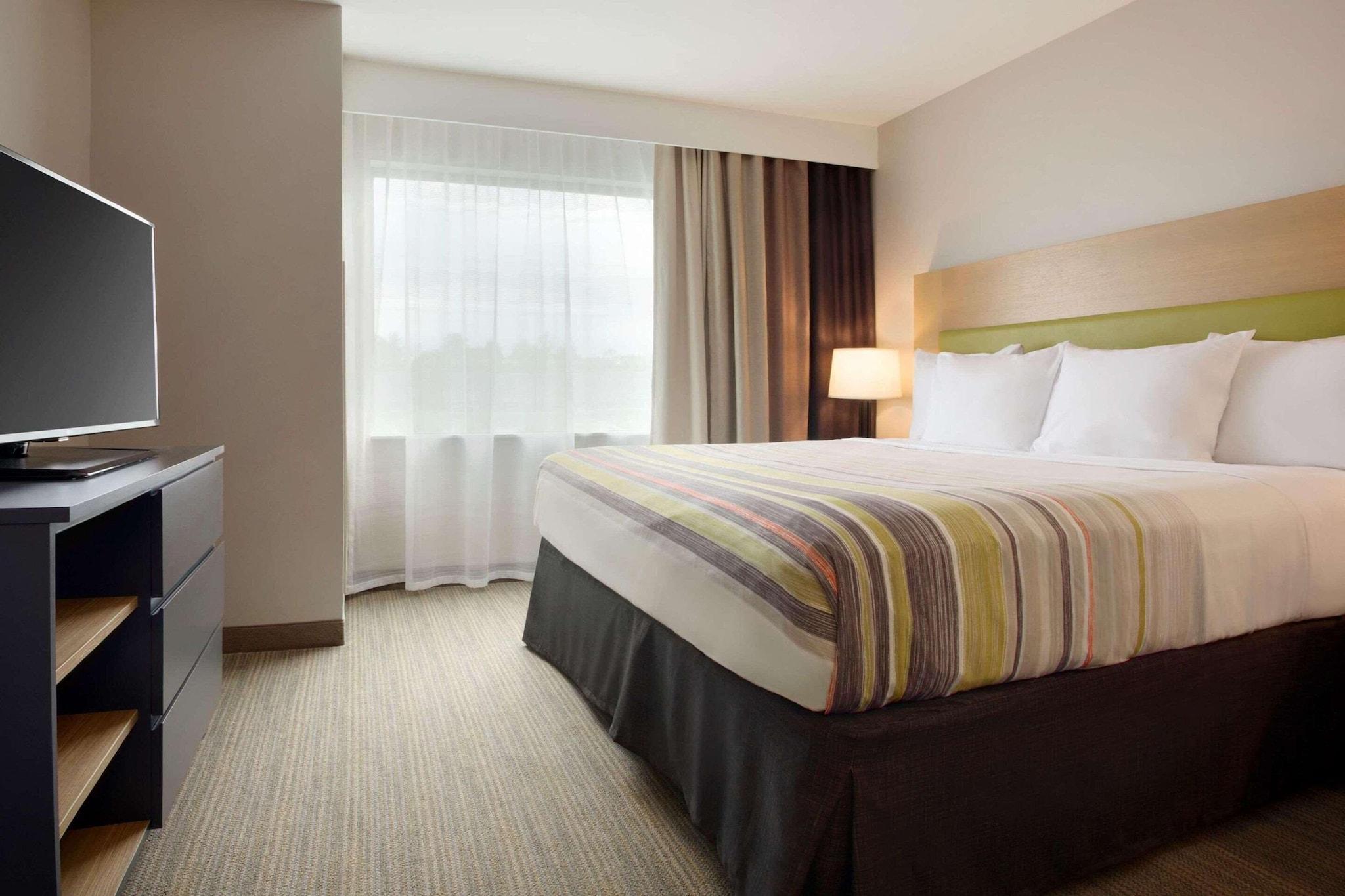 SUITE, KING BED