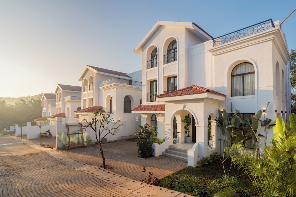 ELIVAAS Villa Paraiso 4 BHK with Pool and Bar in Siolim