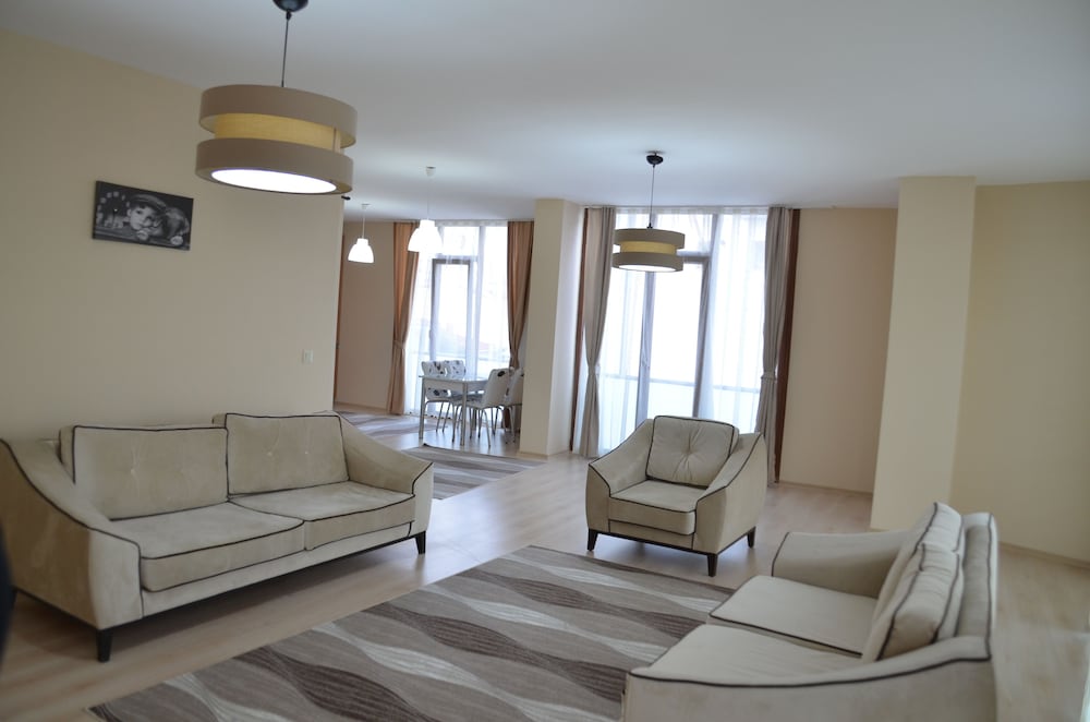 Hill Suites 23/34