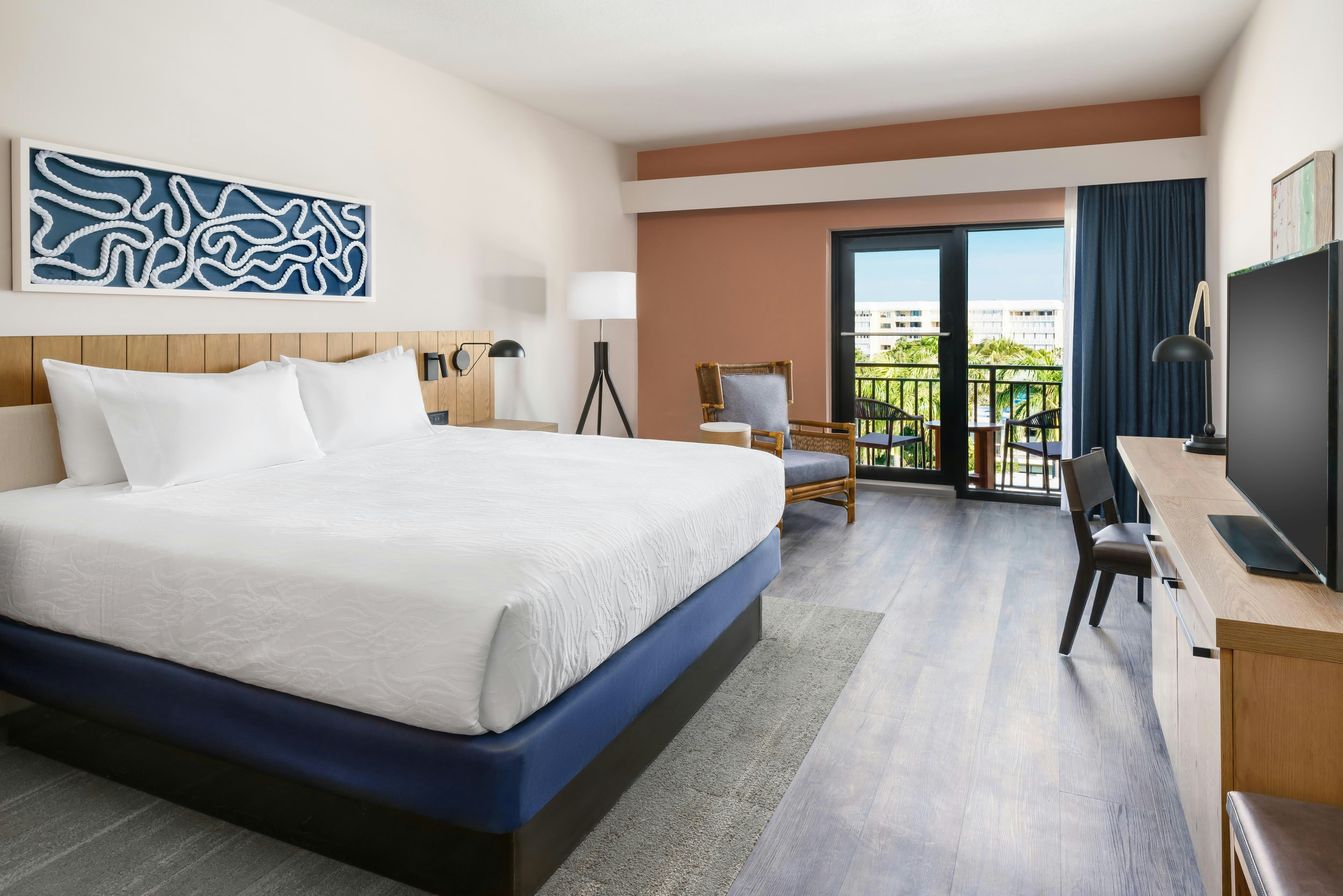 Room, King Bed, Partial Gulf View, Balcony