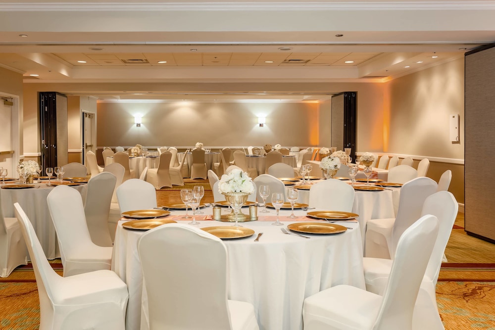 Sheraton Suites Market Center 39/49